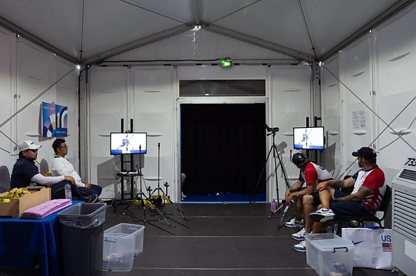 양궁 경기 시작 전 대기실.jpg