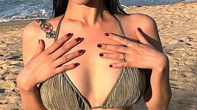 고성바다에서 비키니 모델